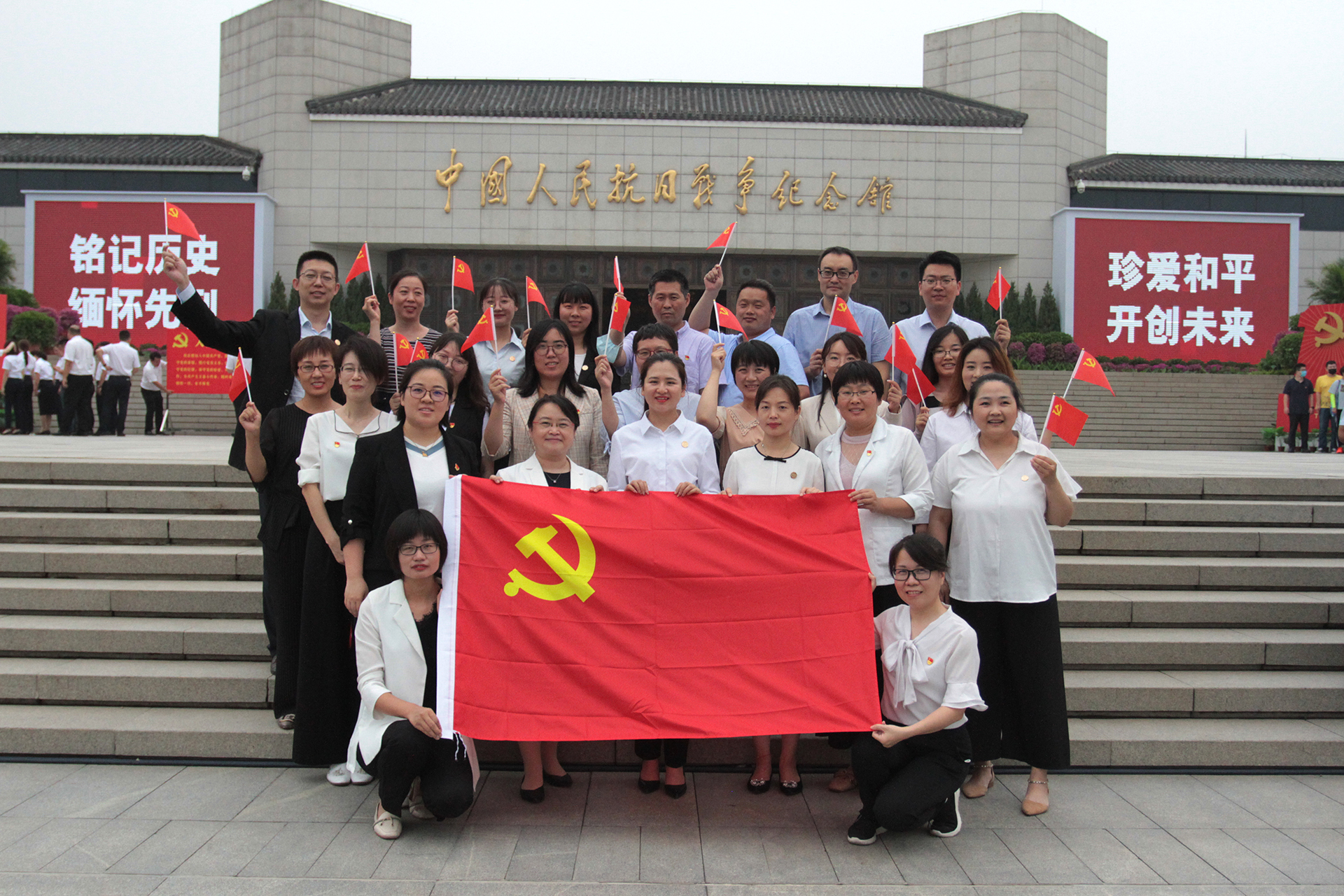 4高举旗帜跟党走，不忘初心永向.JPG